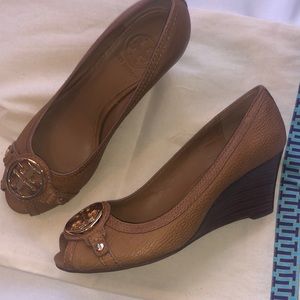 Tory Burch 7.5 medium size brown peep toe wedges